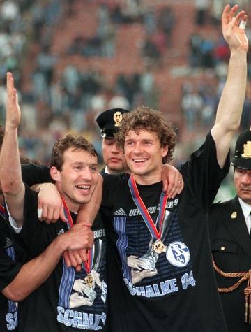 Die Schalker Marc Wilmots (links) und Jens Lehmann bejubeln im Mailänder Giuseppe-Meazza-Stadion den gewonnenen UEFA-Cup (Archivfoto vom 21.05.1997).