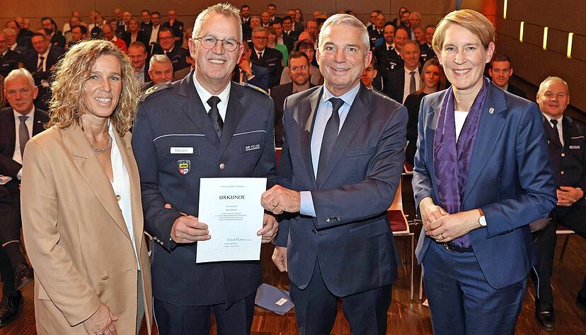Verabschiedung in der Experimenta: Hans Becker mit seiner Frau Karen (links), Landespolizeipräsidentin Stefanie Hinz und Innenminister Thomas Strobl.
Foto: Ralf Seidel