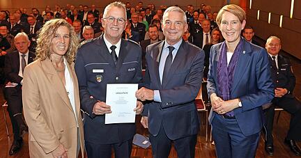 Verabschiedung in der Experimenta: Hans Becker mit seiner Frau Karen (links), Landespolizeipräsidentin Stefanie Hinz und Innenminister Thomas Strobl.
Foto: Ralf Seidel