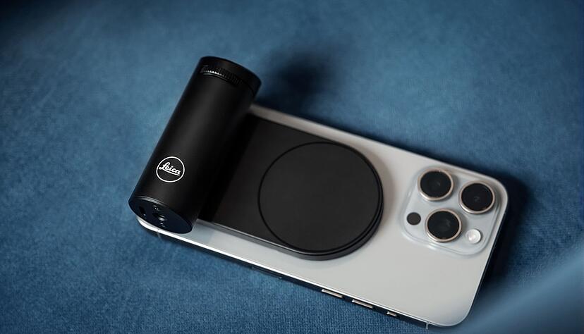 Der Leica Lux Grip h&auml;lt magnetisch an neueren iPhones ab dem iPhone 12.