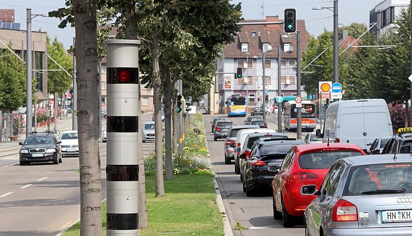 Das Ordnungsamt kontrolliert die Geschwindigkeit auf drei Arten: Stationär an elf Standorten, ...