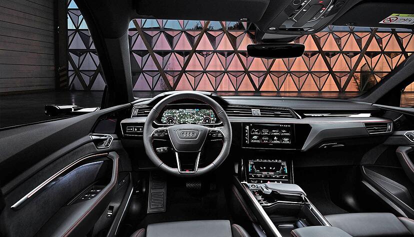 Der Kofferraum fasst 569 bis 1637 Liter. Innen gibt es ein weitestgehend digitales Cockpit, edle Materialien und eine passgenaue Verarbeitung. Der Kofferraum fasst 569 bis 1637 Liter. Innen gibt es ein weitestgehend digitales Cockpit, edle Materialien und eine passgenaue Verarbeitung.