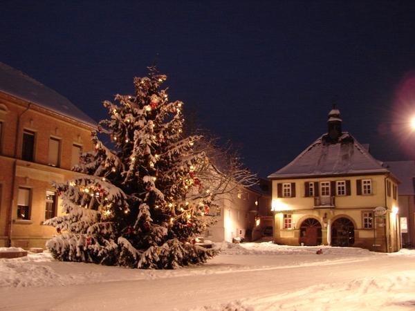 Weihnachtsbaum Ittlingen Dorfplatz Weihnachtsbaum Ittlingen Dorfplatz