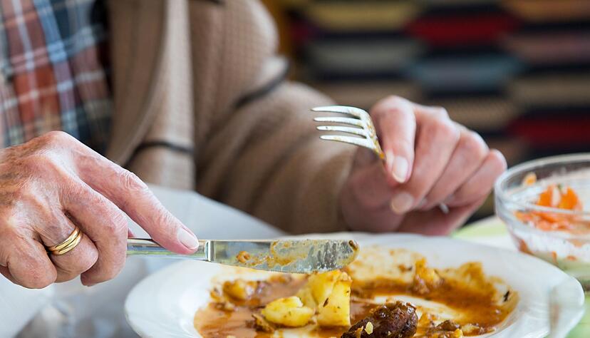 Viele &auml;ltere Menschen nutzen den Service Essen auf R&auml;dern. (Foto-Archiv)