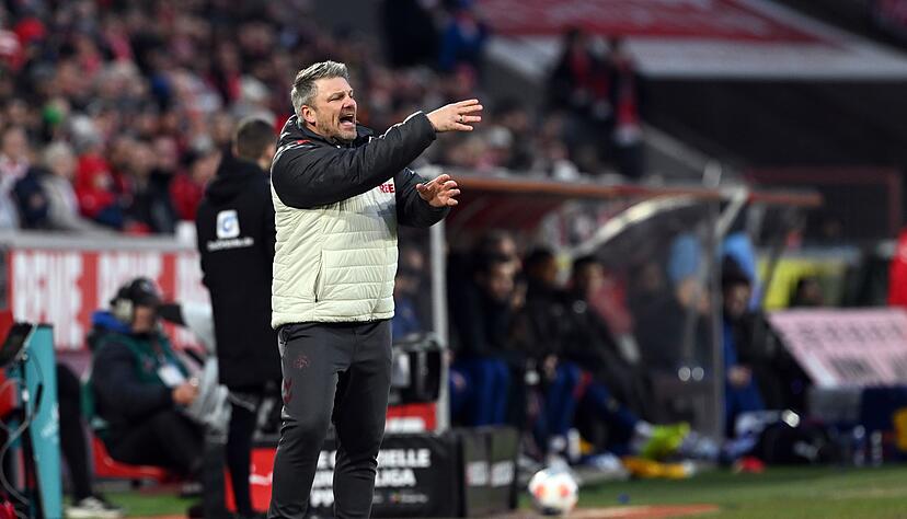 Kölns Trainer Lukas Kwasniok reist mit seiner Mannschaft frühzeitig in Richtung Stuttgart. Kölns Trainer Lukas Kwasniok reist mit seiner Mannschaft frühzeitig in Richtung Stuttgart.