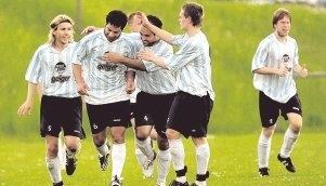 Hoher Feiertag: Der 1. FC Stebbach bejubelt einen wichtigen 6:1-Ausw&auml;rtssieg im Kellerduell beim SV Adelshofen.Foto: Andreas Veigel