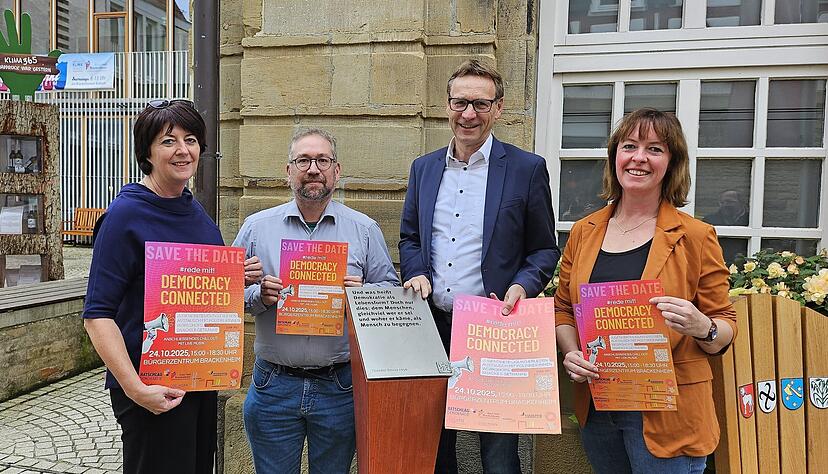Wollen Demokratie stärken (von links): VHS-Direktorin Roswitha Keicher, Kreisjugendreferent Tobias Dobler, Brackenheims Bürgermeister Thomas Csaszar und Josephine Rauner-Schläger vom Stadt- und Kreisjugendring Heilbronn. Wollen Demokratie stärken (von links): VHS-Direktorin Roswitha Keicher, Kreisjugendreferent Tobias Dobler, Brackenheims Bürgermeister Thomas Csaszar und Josephine Rauner-Schläger vom Stadt- und Kreisjugendring Heilbronn.