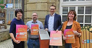 Wollen Demokratie stärken (von links): VHS-Direktorin Roswitha Keicher, Kreisjugendreferent Tobias Dobler, Brackenheims Bürgermeister Thomas Csaszar und Josephine Rauner-Schläger vom Stadt- und Kreisjugendring Heilbronn.