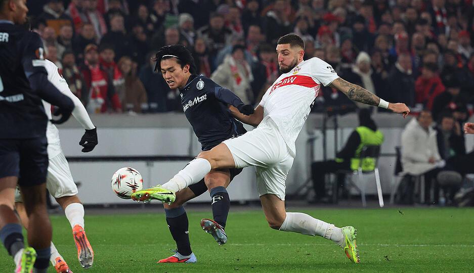 Jeff Chabot: Der Abwehrchef im Zentrum sah in der 22. Minute Gelb, weil er nach einem Stiller-Fehlpass mit einem Foul retten musste. Chabot hatte es mit Ayase Ueda zu tun, dem japanischen Torjäger von Feyenoord Rotterdam. In der niederländischen Liga ist Ueda enorm gefährlich. In Stuttgart blieb er torlos. Note: 2,5 Jeff Chabot: Der Abwehrchef im Zentrum sah in der 22. Minute Gelb, weil er nach einem Stiller-Fehlpass mit einem Foul retten musste. Chabot hatte es mit Ayase Ueda zu tun, dem japanischen Torjäger von Feyenoord Rotterdam. In der niederländischen Liga ist Ueda enorm gefährlich. In Stuttgart blieb er torlos. Note: 2,5