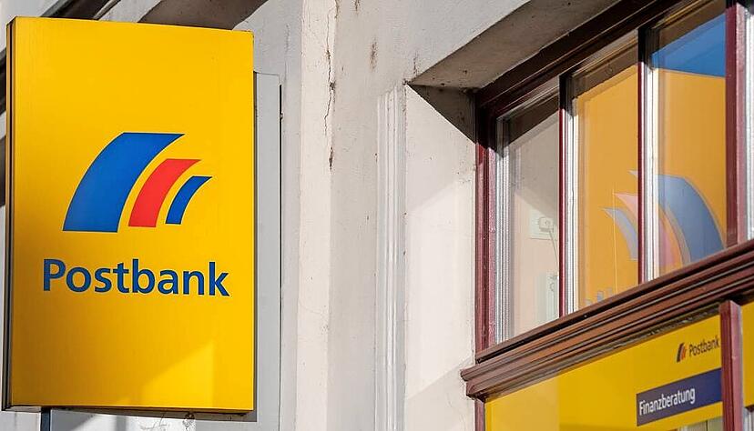 Die Postbank will zahlreiche Filialen schließen und tausende Stellen abbauen