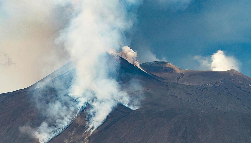 Der rund 3.350 Meter hohe Ätna ist Europas größter aktiver Vulkan. (Archivbild) Der rund 3.350 Meter hohe Ätna ist Europas größter aktiver Vulkan. (Archivbild)