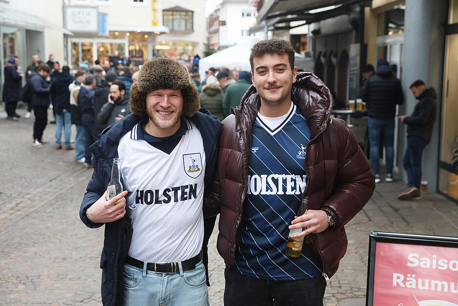 Fans beider Mannschaften feiern gemeinsam.