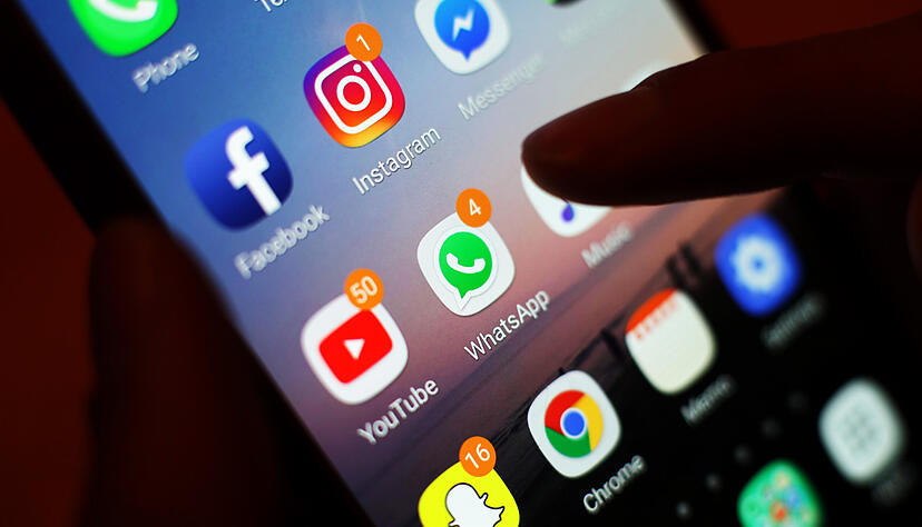 Die Deutschen verbringen laut der aktuellen Postbank-Digitalstudie immer mehr Zeit am Smartphone. Die Deutschen verbringen laut der aktuellen Postbank-Digitalstudie immer mehr Zeit am Smartphone.