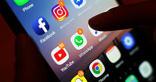 Die Deutschen verbringen laut der aktuellen Postbank-Digitalstudie immer mehr Zeit am Smartphone. Die Deutschen verbringen laut der aktuellen Postbank-Digitalstudie immer mehr Zeit am Smartphone.