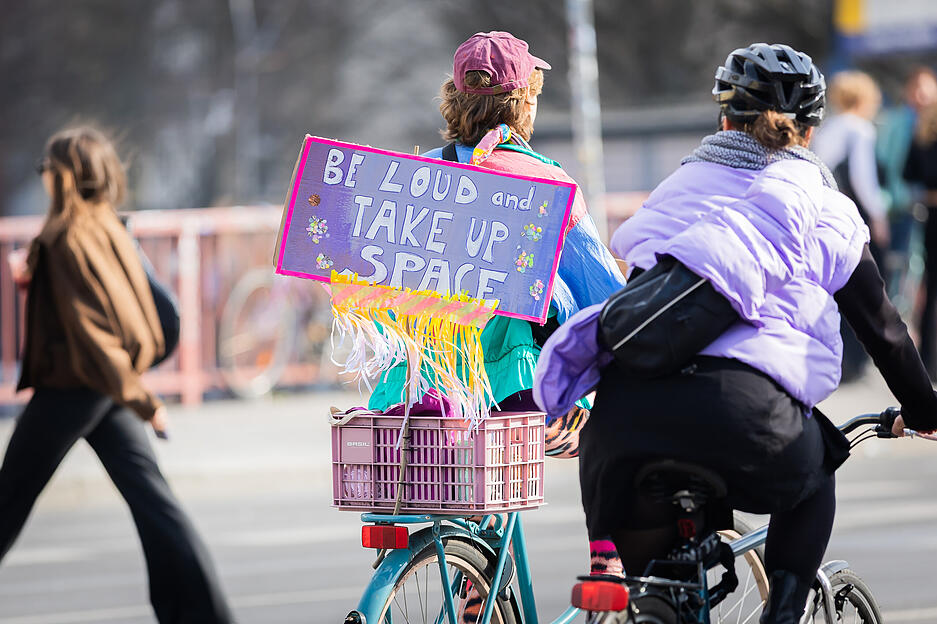 Bei einer Fahrraddemonstration sind zahlreiche Frauen wie M&auml;nner mitgeradelt.