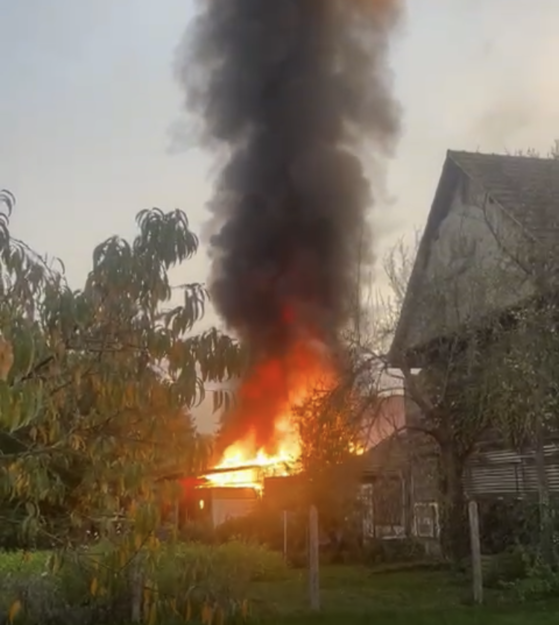 Von den Flammen in der Lagerhalle in Ittlingen steigt eine große Rauchwolke auf. Von den Flammen in der Lagerhalle in Ittlingen steigt eine große Rauchwolke auf.