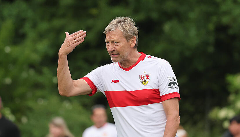 Der Mann mit dem Brustring: Guido Buchwald ist auch mit 64 Jahren noch für die VfB-Traditionself am Ball, so wie hier im vergangenen Sommer.