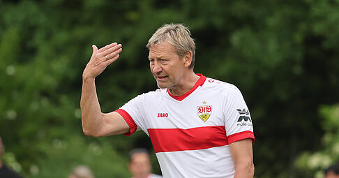 Der Mann mit dem Brustring: Guido Buchwald ist auch mit 64 Jahren noch für die VfB-Traditionself am Ball, so wie hier im vergangenen Sommer.