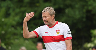 Der Mann mit dem Brustring: Guido Buchwald ist auch mit 64 Jahren noch für die VfB-Traditionself am Ball, so wie hier im vergangenen Sommer.