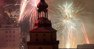 Feuerwerk darf es – wie hier in der Künzelsauer Innenstadt – auch in Heilbronn weiterhin geben. Lediglich bestimmte Bereiche sind ausgenommen und reine Knallkörper sind verboten.