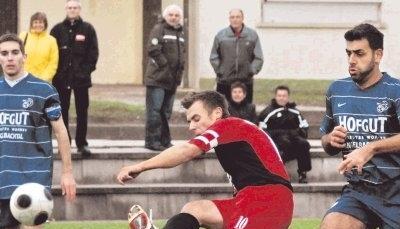 Maß nehmen am Oktoberfest: Benjamin Pfefferle erzielt im Heimspiel gegen den TSV Michelfeld das 2:0 für den FVS Sulzfeld. Am Ende haben die Sportfreunde vor 200 Zuschauern mit 4:0 die Nase vorn.Foto: Klaus Krüger