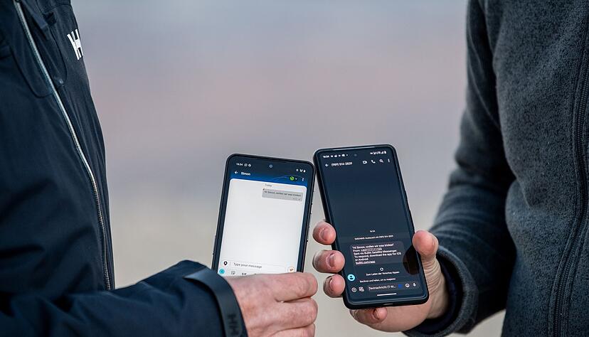 Das linke Telefon sendet per Satellit eine SMS an das rechte Telefon im normalen Mobilfunknetz.