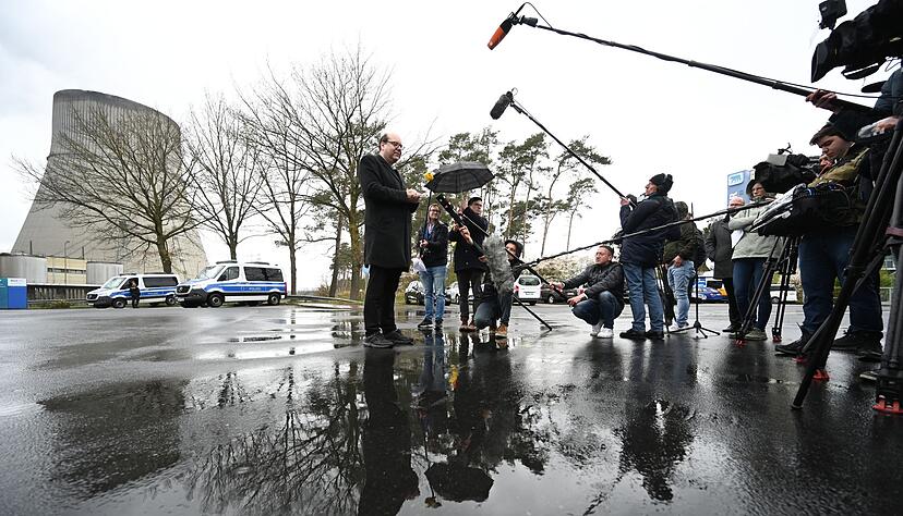 Mit der Trennung der Kernkraftwerke Isar 2, Neckarwestheim und Emsland vom Stromnetz geht die &Auml;ra der kommerziellen Stromerzeugung mit Atomkraftwerken in Deutschland zu Ende.
