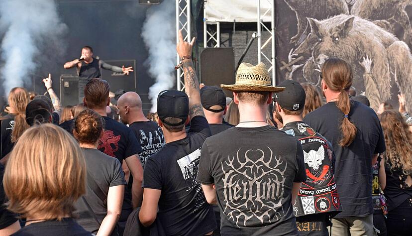 Internationale Top-Acts erobern die Metal-B&uuml;hne im beschaulichen Buchenbach an der Jagst. Auch die Fans fahren zum Teil Hunderte Kilometer, um hier mitzusingen.