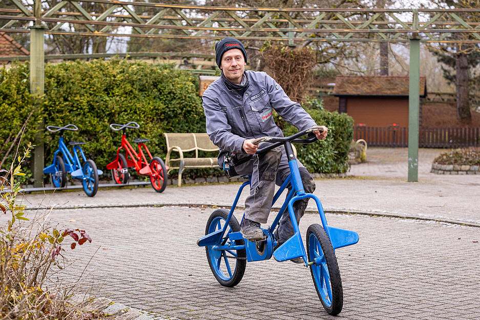 Der Elektroniker André Müller macht die Wackelräder wieder fit für die Saison.