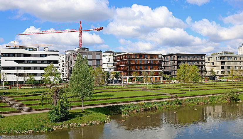 Im Neckarbogen entsteht ein neues Stadtquartier: Viele Gebäude stehen schon, noch immer wird fleißig gebaut. In der Spitze kostet der Quadratmeter Wohnraum hier 8000 Euro. Im Neckarbogen entsteht ein neues Stadtquartier: Viele Gebäude stehen schon, noch immer wird fleißig gebaut. In der Spitze kostet der Quadratmeter Wohnraum hier 8000 Euro.