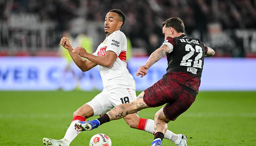 Jamie Leweling (links, VfB Stuttgart) in Aktion gegen David Raum (RB Leipzig).