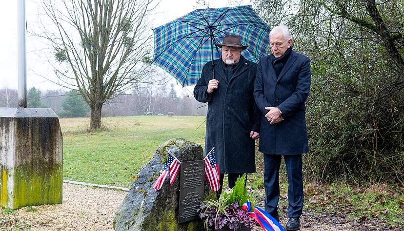 US-Veteran Larry D. Nichols (li.) und Oberbürgermeister Harry Mergel am Gedenkstein für die Opfer des Pershing-Unfalls auf der Waldheide.
Foto: Mario Berger