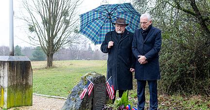 US-Veteran Larry D. Nichols (li.) und Oberbürgermeister Harry Mergel am Gedenkstein für die Opfer des Pershing-Unfalls auf der Waldheide.
Foto: Mario Berger