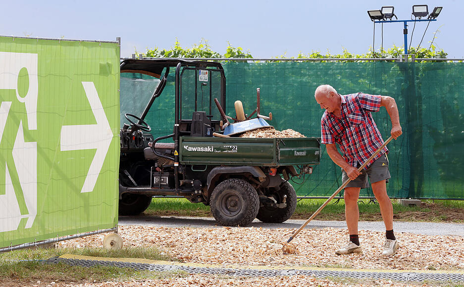 Bis zum Start am Freitag muss alles fertig sein. Bis zum Start am Freitag muss alles fertig sein.