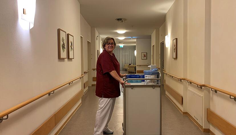 In der Nachtschicht ist Svetlana Cosic für alle Bewohner da, neben pflegerischen Aufgaben, hört sie dem Menschen zu und schmiert ihnen bei Bedarf auch mal ein Brot. In der Nachtschicht ist Svetlana Cosic für alle Bewohner da, neben pflegerischen Aufgaben, hört sie dem Menschen zu und schmiert ihnen bei Bedarf auch mal ein Brot.