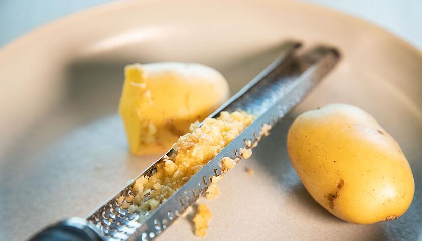 So wird die So&szlig;e richtig cremig: Geben Sie ganz fein geriebene rohe Kartoffel in ein Gericht.