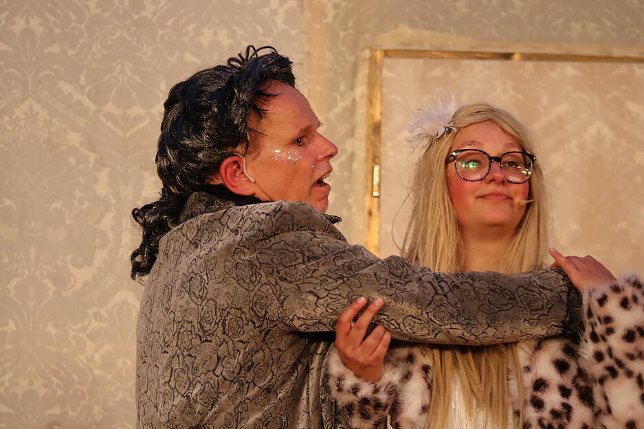 Graf Almaviva wird oftmals übergriffig bei Suzanne. Graf Almaviva wird oftmals übergriffig bei Suzanne.