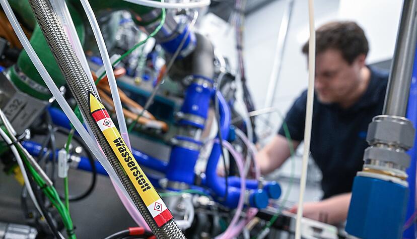 Ein Mahle-Mitarbeiter arbeitet am Test einer Brennstoffzelle. Das Gesch&auml;ft mit Alternativen zum Verbrennungsmotor l&auml;uft.
Foto: dpa