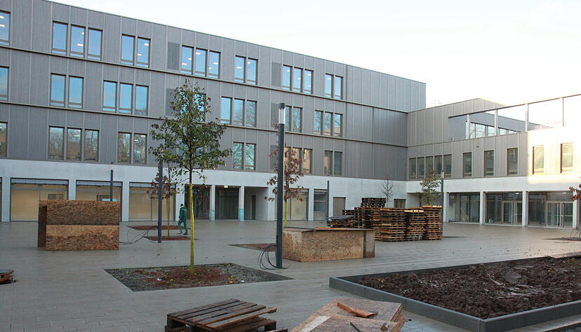 Der Pausenhof der neu gebauten Franz-Binder-Verbundschule ist schon fertig. Die Einweihung ist f&uuml;r Juli 2024 geplant.