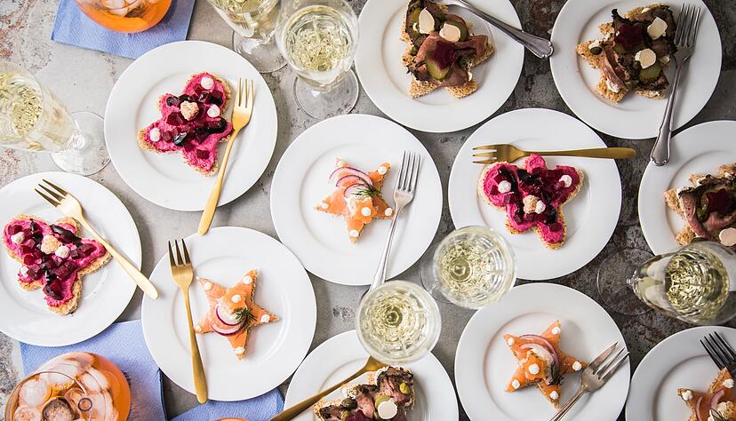 Hingucker für die Feiertage: Für diese Amuse-Gueules wurde Toast ausgestochen und mit Lachs, Roastbeef und Roter Bete getoppt.