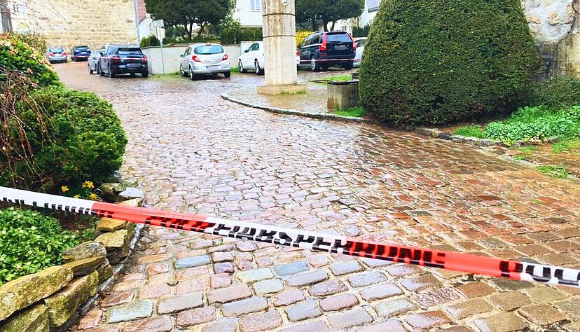 Wegen heruntergefallener Dachziegel hat die Polizei weitr&auml;umig um das Steinhaus in Bad Wimpfen abgesperrt. Auch der Parkplatz stand nur zum Teil zur Verf&uuml;gung.