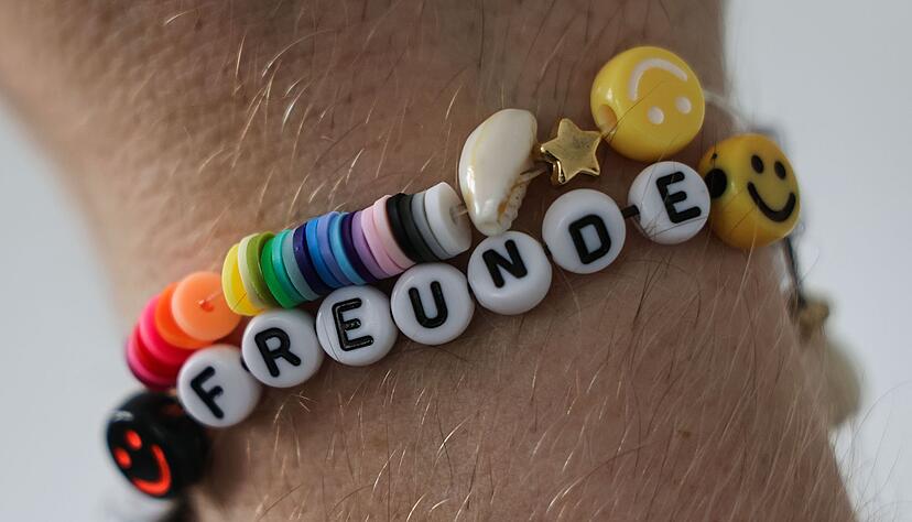 Freundschaften im realen Leben sind auch in Zeiten vieler Social-Media-Kontakte unverzichtbar. (Symbolbild) Freundschaften im realen Leben sind auch in Zeiten vieler Social-Media-Kontakte unverzichtbar. (Symbolbild)