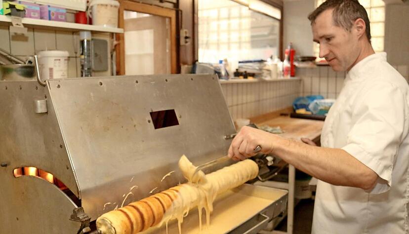 Nur in der Weihnachtszeit produziert Konditormeister Thomas Sammet eine Spezialität: Baumkuchen nach einem traditionellen Rezept.Fotos: Gustav Döttling Nur in der Weihnachtszeit produziert Konditormeister Thomas Sammet eine Spezialität: Baumkuchen nach einem traditionellen Rezept.Fotos: Gustav Döttling