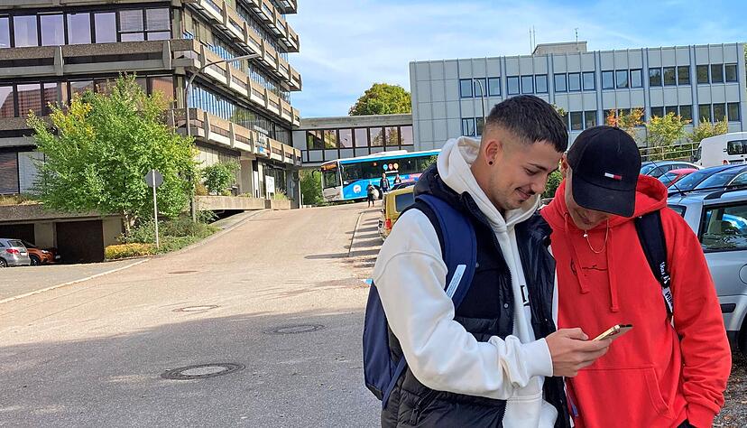 Kevin aus Neuenstein und Alex aus Tuttlingen studieren Sportmanagement an der Hochschule Künzelsau. Den beiden Erstsemestern gefällt, was sie die ersten Tage dort erlebt haben.
Fotos: Yvonne Tscherwitschke Kevin aus Neuenstein und Alex aus Tuttlingen studieren Sportmanagement an der Hochschule Künzelsau. Den beiden Erstsemestern gefällt, was sie die ersten Tage dort erlebt haben.
Fotos: Yvonne Tscherwitschke
