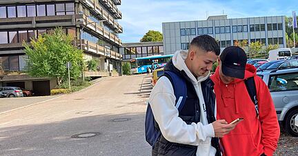 Kevin aus Neuenstein und Alex aus Tuttlingen studieren Sportmanagement an der Hochschule Künzelsau. Den beiden Erstsemestern gefällt, was sie die ersten Tage dort erlebt haben.
Fotos: Yvonne Tscherwitschke
