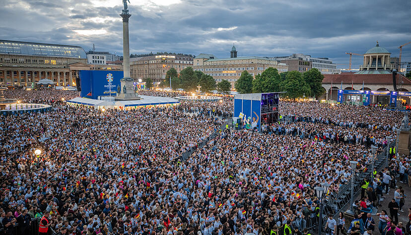 Fans beim Public Viewing auf dem Schlossplatz in Stuttgart. Fans beim Public Viewing auf dem Schlossplatz in Stuttgart.