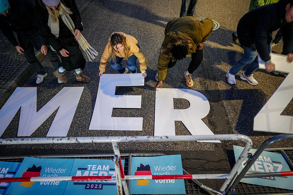 Am Abend stellen sich Merz und Scholz im Studio Berlin-Adlershof zentralen Fragen und debattieren zu den wesentlichen Themen des Bundestagswahlkampfs. Am Abend stellen sich Merz und Scholz im Studio Berlin-Adlershof zentralen Fragen und debattieren zu den wesentlichen Themen des Bundestagswahlkampfs.
