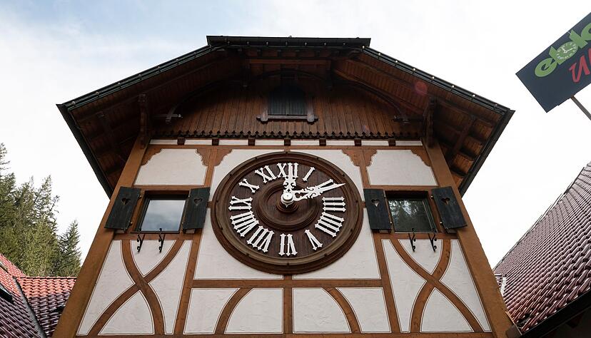 Die Kuckucksuhr blieb unversehrt: Das Feuer breitete sich nicht aus. (Archivbild) Die Kuckucksuhr blieb unversehrt: Das Feuer breitete sich nicht aus. (Archivbild)