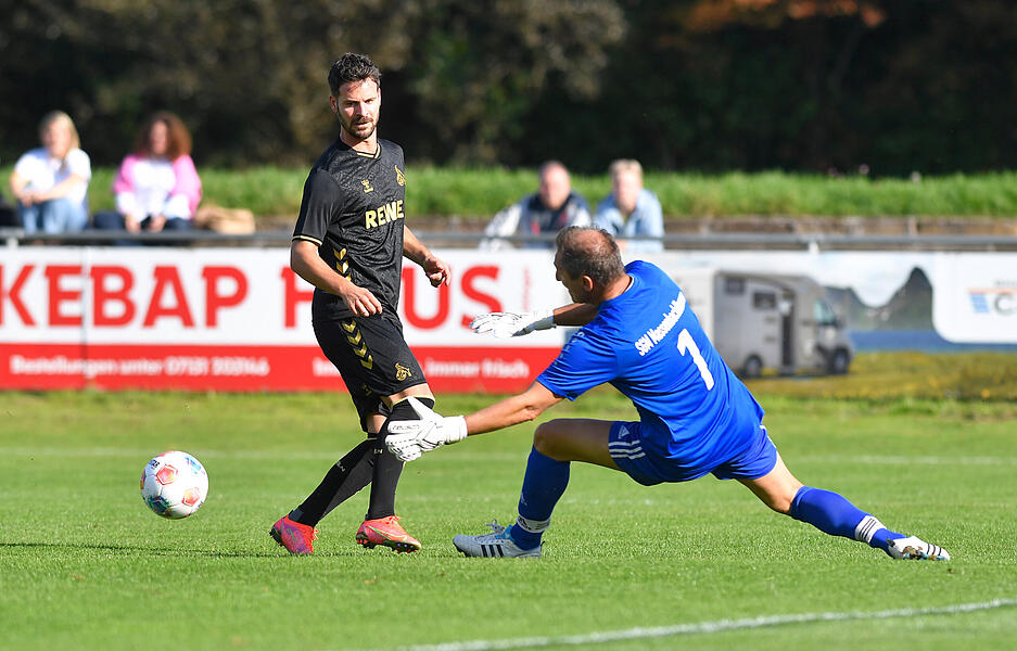Beim Benefizspiel in Heilbronn siegte die Traditionself des 1. FC Köln mit 10:5 gegen die Unterländer Legenden.
