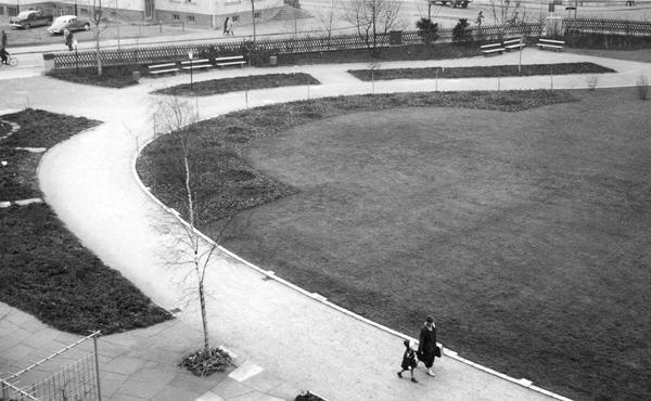 Februar 1960. Es grünt und blüht zurzeit noch nicht im Heilbronner Stadtgarten, dennoch bietet er manchen Fußgängern zwischen Gymnasiumstrasse und Allee einen angenehmen Weg, der etwas abseits verkehrsreicher Straßen liegt.